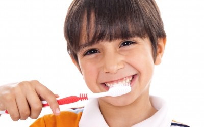 Cómo prevenir las enfermedades dentales de sus hijos