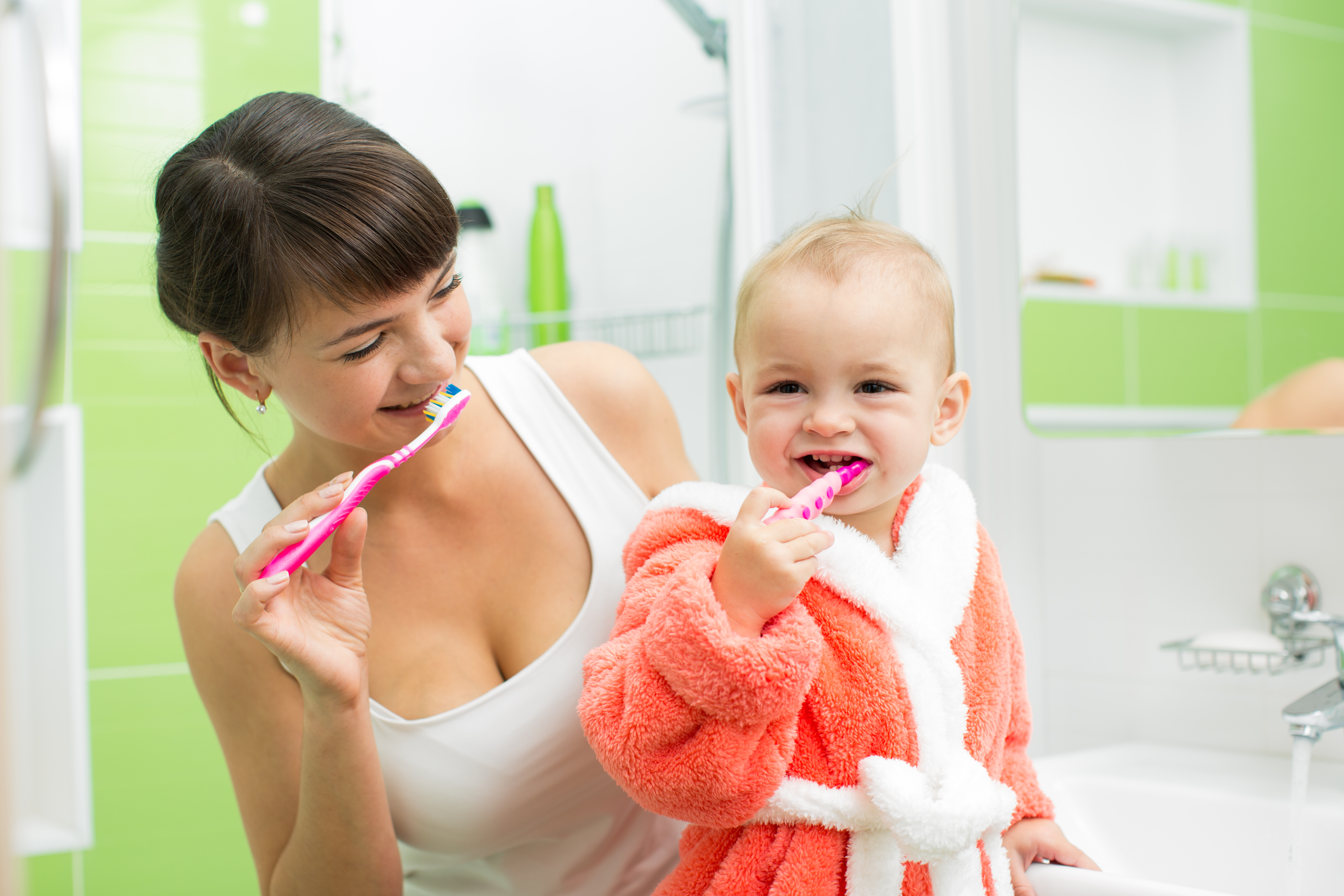 Год ухода. Гигиена для детей. Гигиена полости рта для детей раннего возраста. Ребенок чистит зубы. Чистка зубов детям.