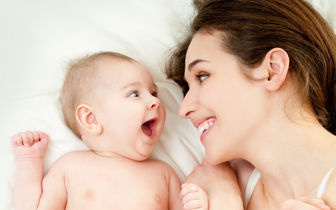 La sonrisa: el poderoso motor de la felicidad en las madres