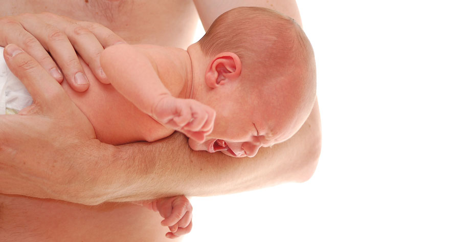 Contacto piel con piel no aumenta riesgo de contagio de covid para bebés, según estudio