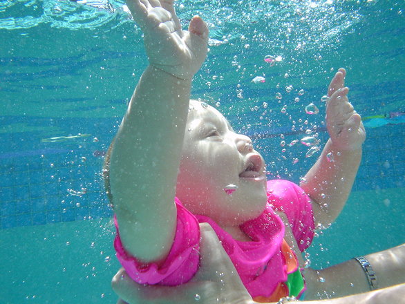 Estimule a su bebé con la disciplina de la natación