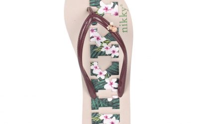 La tendencia floral y los accesorios de borlas llegan a las sandalias