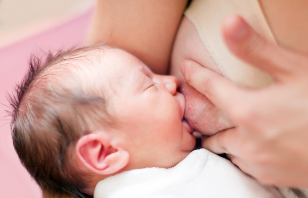 Amamantar al recién nacido a los 60 minutos de vida es decisivo
