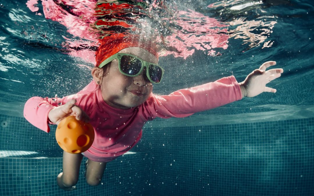 10 consejos para garantizar la seguridad de los niños en una piscina