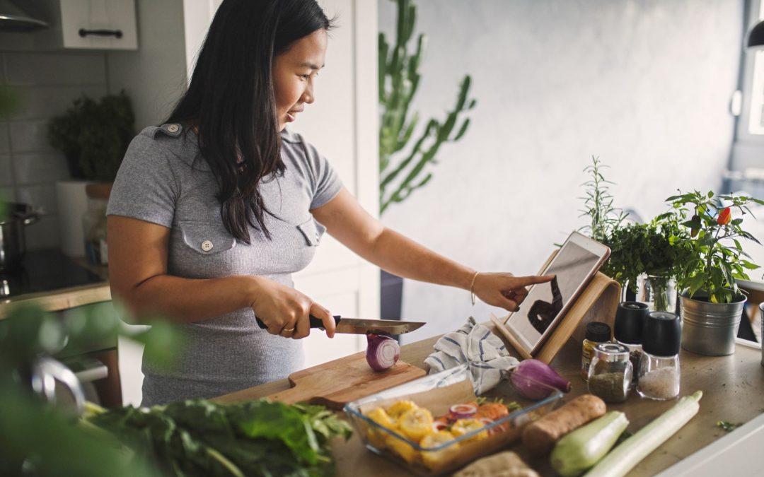 ¿Cocinando más que nunca?  ¿Cómo hacer que sea una cuestión saludable para la familia?
