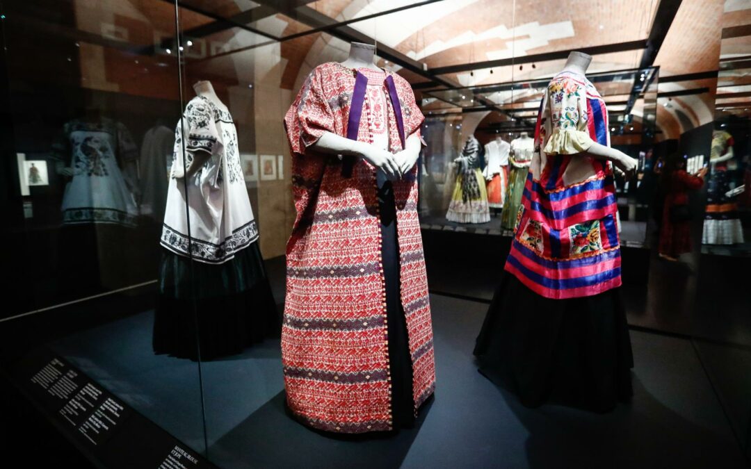 Museo de la Moda de París celebra a Frida Kahlo y la aleja de los clichés