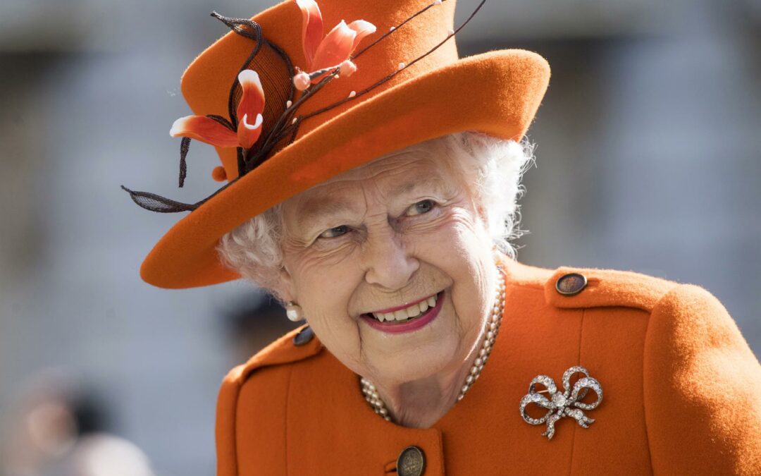 Reina Isabel II, fue un icono de moda con su fórmula de abrigo, vestido, sombrero y bolso