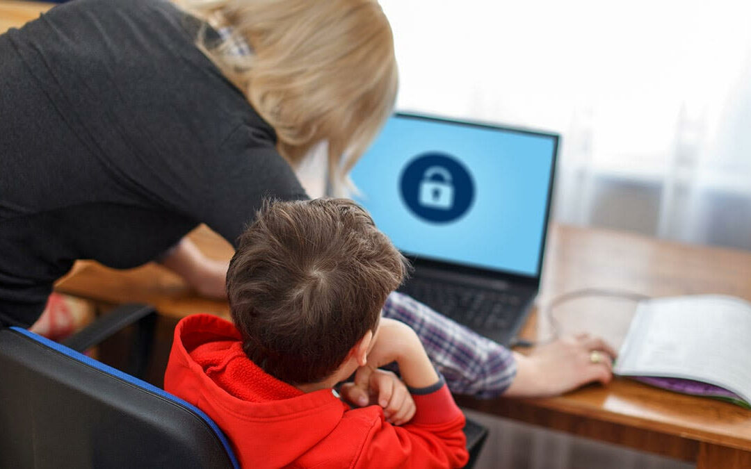 ¿Qué ve y compra mi hijo a través de su laptop?