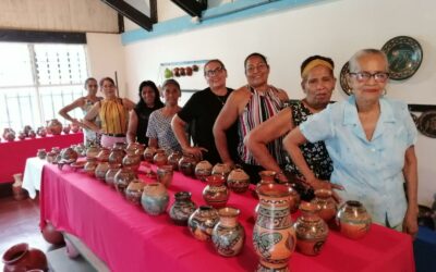 Mujeres artesanas de Guaitil le invitan a la feria de cerámica chorotega en Costa Rica