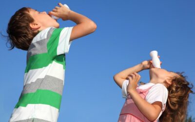 Meriendas saludables para caminatas de verano: que no falten las frutas, el yogurt y el agua