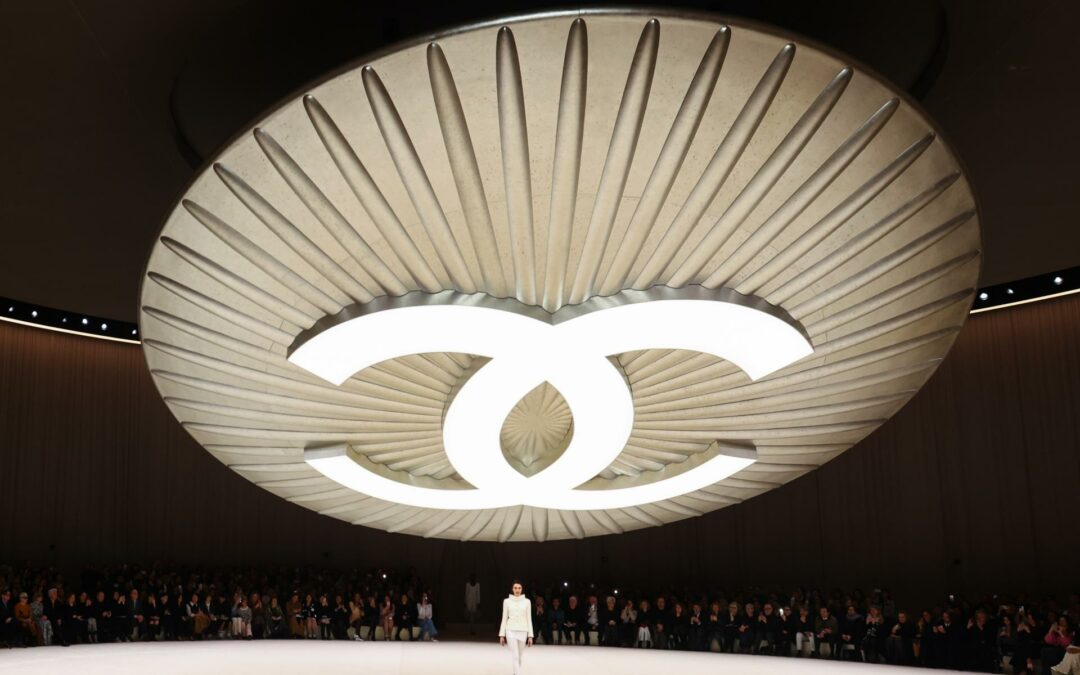 Chanel da protagonismo al botón en su desfile de Alta Costura en París