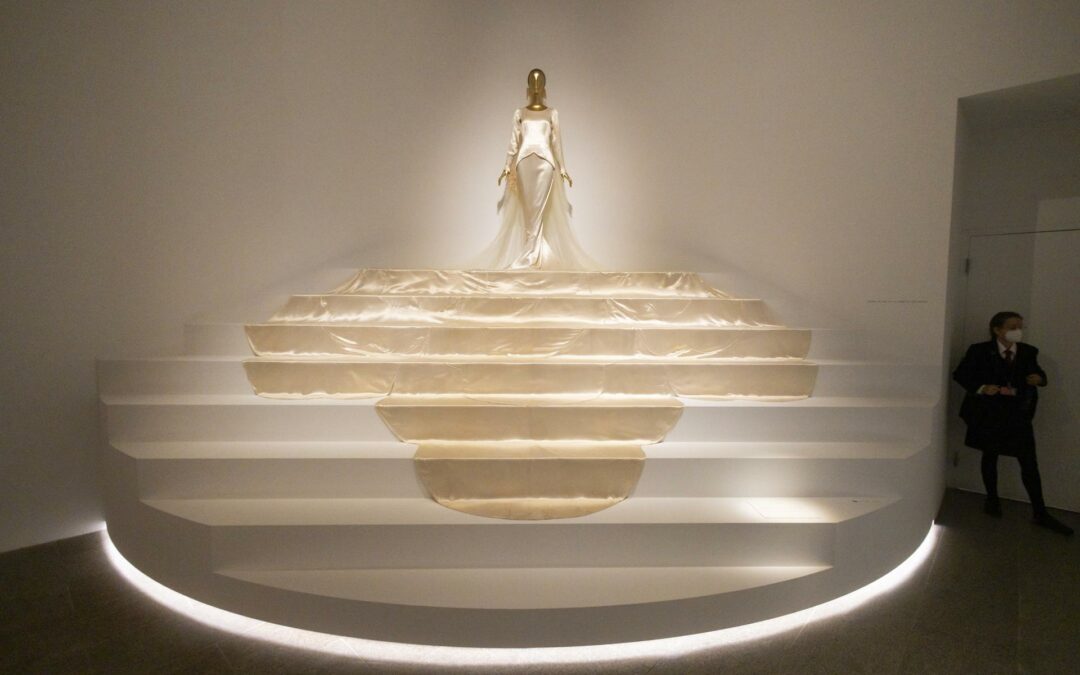 El Met ‘revive’ más de 200 vestidos históricos en una exposición para los cinco sentidos