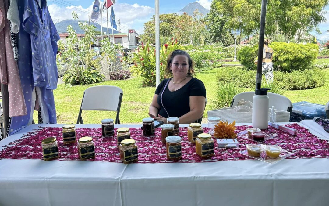 Mujeres emprendedoras se unen en una feria en La Fortuna de San Carlos