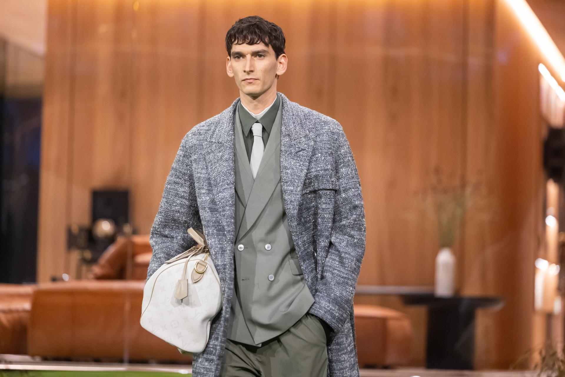 Louis Vuitton exhibe su moda hombre en París en una casa de diseño minimalista