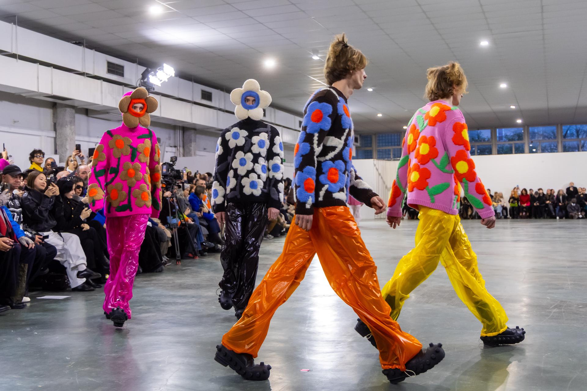 El color y el humor envuelven la segunda jornada de la pasarela masculina de París