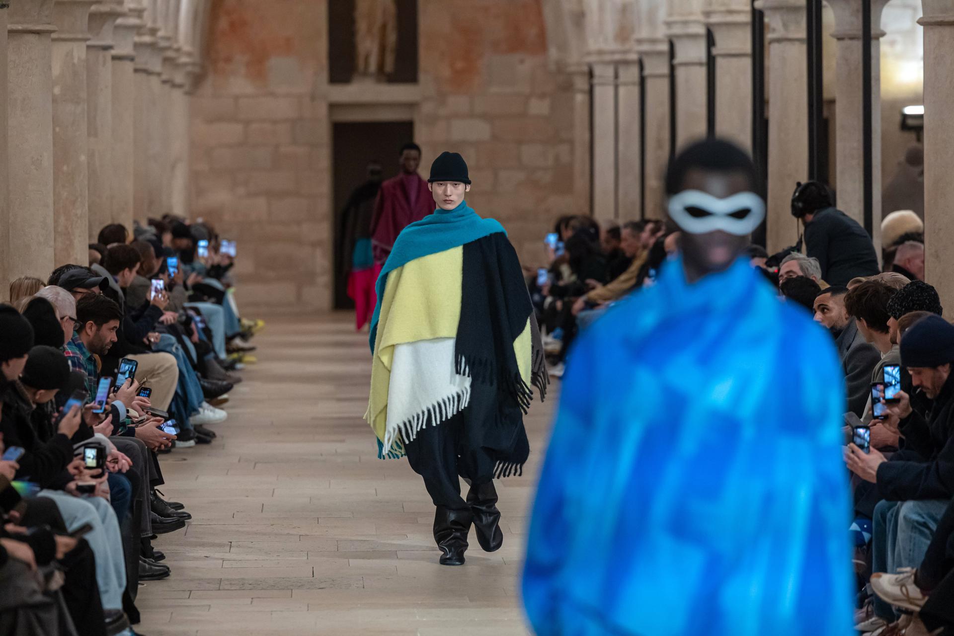 Miyake aporta la nota sutil a la moda hombre de la capital francesa